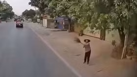 Cô gái bị container kéo lê trên quốc lộ 10