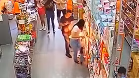 Đang mua sắm thì điện thoại phát nổ rồi bùng cháy trong túi quần