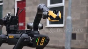 Xem cách robot Bomb Squad vô hiệu hóa chất nổ tại hiện trường thử nghiệm trực tiếp