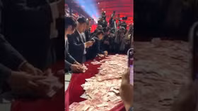 Nhân viên thắng gần 350 triệu đồng khi một công ty gây sốc với trò chơi "đếm tiền"