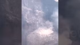 Nhiều ngôi nhà bị vùi lấp khi trận lở núi kinh hoàng bất ngờ đổ sập xuống