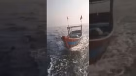 Trôi dạt cả ngày, người đàn ông lái ghe ra biển Tuy Hòa câu cá được giải cứu thành công