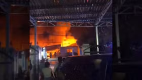 Tiếng nổ phát ra khi hỏa hoạn bùng phát khiến công ty sơn ở TP.HCM chìm trong biển lửa