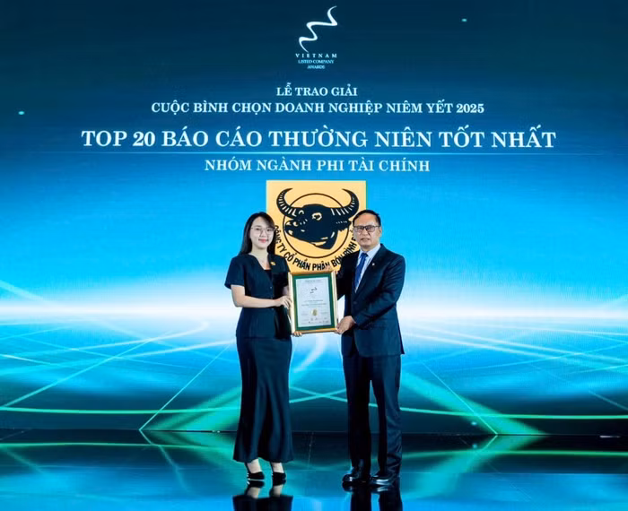 Đại diện Công ty Cổ phần Phân bón Bình Điền nhận vinh danh Top 20 doanh nghiệp có Báo cáo thường niên tốt nhất nhóm ngành phi tài chính năm 2025