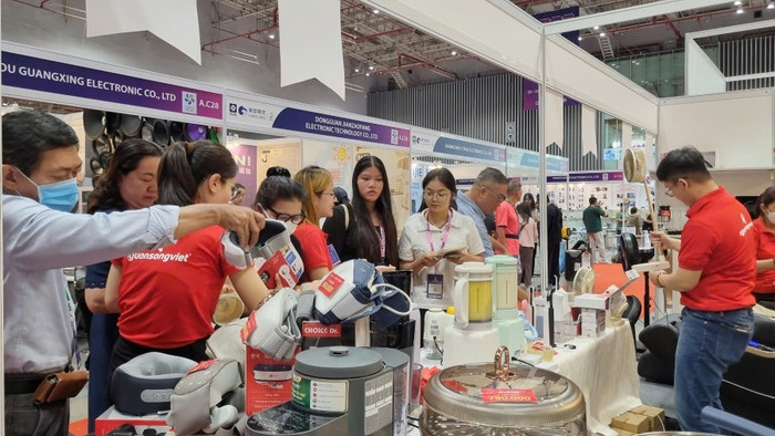 Không khí tham quan, mua sắm sôi động tại Triển lãm IEAE 2025 ieae-2.jpg