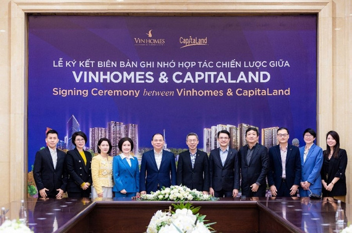 Sự kiện ký kết có sự hiện diện của ông Jonathan Yap, Tổng giám đốc CLD (giữa) và ông Phạm Nhật Vượng, Chủ tịch Tập đoàn Vingroup (thứ năm từ trái sang) cùng các lãnh đạo hai bên