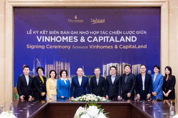 Sự kiện ký kết có sự hiện diện của ông Jonathan Yap, Tổng giám đốc CLD (giữa) và ông Phạm Nhật Vượng, Chủ tịch Tập đoàn Vingroup (thứ năm từ trái sang) cùng các lãnh đạo hai bên