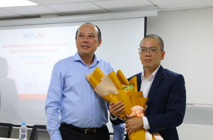 Ông Lê Thống Nhất, Chủ tịch NRC (bên trái) chúc mừng ông Trần Đại Dương, người vừa được bầu bổ sung vào Hội đồng quản trị NRC nhiệm kỳ 2022-2027 nrc-2.jpg