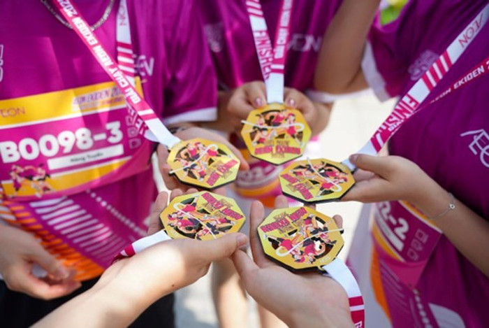 Huy chương của giải chạy AEON Ekiden 2025 được thiết kế từ vật liệu tái chế thân thiện với môi trường
