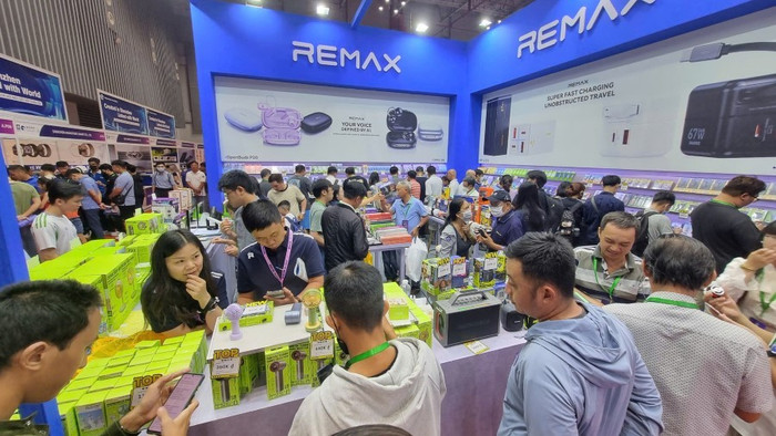 Gian hàng của thương hiệu Remax thu hút đông đảo khách tham quan, mua sắm