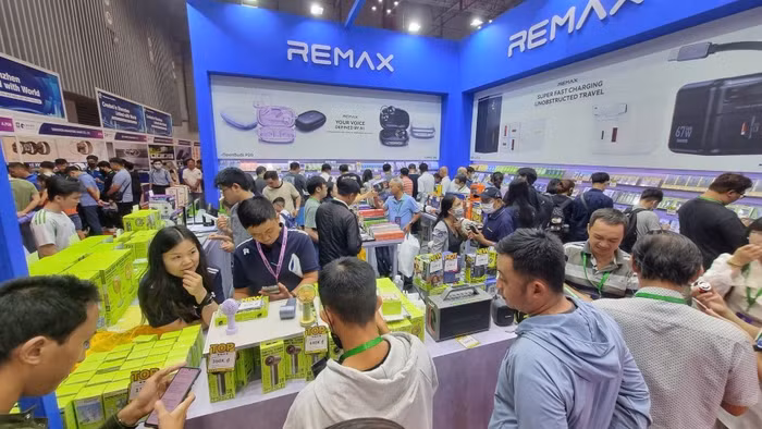 Gian hàng của thương hiệu Remax thu hút đông đảo khách tham quan, mua sắm