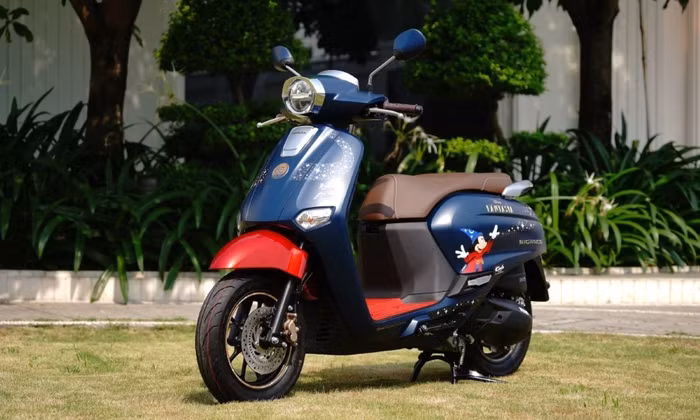 Honda Giorno+ Disney Fantasia là kết quả hợp tác giữa Honda và Walt Disney trong dự án kỷ niệm 85 năm bộ phim huyền thoại Fantasia