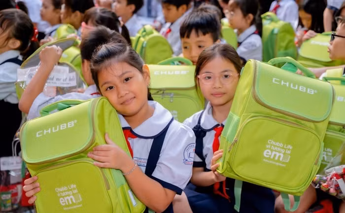 Gần 2.000 suất học bổng và quà tặng được Chubb Life trao tặng cho các em học sinh