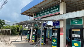 Kéo rào chắn ngừng bán xăng vì chủ cửa hàng... "bị bệnh đột xuất phải cấp cứu"