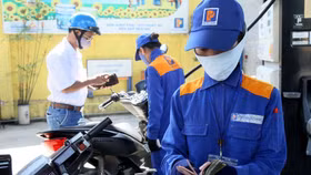 Giá xăng dầu giảm hơn 300 đồng/ lít từ 15h chiều nay