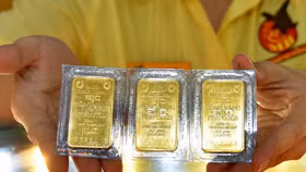 Đồng USD phục hồi, giá vàng mất mốc 2.000 USD