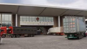 Dấu hiệu tích cực từ việc thông quan hàng hóa những ngày đầu năm ở Lào Cai và Quảng Ninh