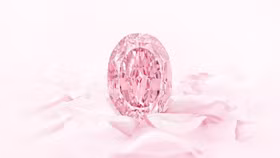 Viên kim cương hồng “siêu hiếm” được bán với mức giả kỷ lục