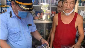 Kinh doanh thuốc lá điếu giả mạo nhãn hiệu CRAVEN “A”, 555 một hộ kinh doanh bị xử phạt