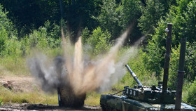 Video: Lính tăng Nga thực hành lái ngầm tăng T-80 vượt sông