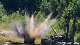 Video: Lính tăng Nga thực hành lái ngầm tăng T-80 vượt sông