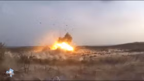 Video Iran tập trận với tên lửa đạn đạo, bom thông minh và UAV cảnh báo Mỹ