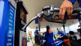 Giá xăng tăng lên mức cao nhất trong vòng một năm