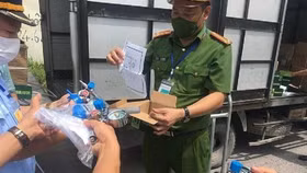 Hà Nội: Phát hiện lô thiết bị y tế lớn không rõ nguồn gốc xuất xứ