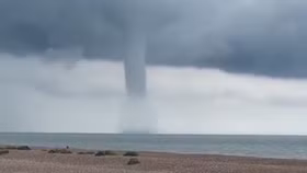 Vòi rồng khổng lồ ở ngoài khơi nước Anh