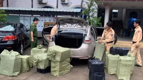 Bị truy đuổi, nhiều đối tượng bỏ lại chiếc ô tô chở đầy thuốc lá lậu để thoát thân
