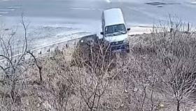 Nhầm chân ga, xe ô tô lao thẳng xuống vũng nước