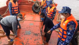 Phó Thủ tướng: Tăng cường chống buôn lậu xăng dầu!