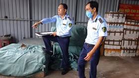 Long An: Liên tục thu giữ giầy dép, quần áo, đồ điện tử không rõ nguồn gốc