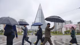 Triều Tiên báo cáo đợt bùng phát Covid-19 đầu tiên với omicron, lockdown toàn quốc