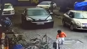 Bé 3 tuổi sống sót thần kỳ khi bị SUV cán qua người