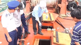 Cảnh sát biển điều tra 1 tàu biển chở hàng chục nghìn lít dầu DO không rõ nguồn gốc