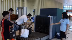 Tổng cục Hải quan chỉ đạo giám sát chặt hành lý của người nhập cảnh