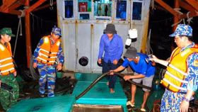 Bắt tàu chở dầu DO lậu, Đồn Biên phòng Sông Đốc được khen thưởng đột xuất