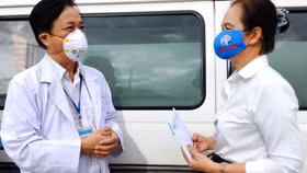 Thêm 100 triệu đồng từ các nhà văn TP.HCM gửi đến tuyến đầu chống dịch COVID-19