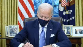 Ngày đầu tại vị, TT Joe Biden đảo ngược hàng loạt chính sách của cựu TT Trump