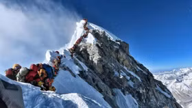 Nepal biến rác thải trên đỉnh Everest thành tác phẩm nghệ thuật