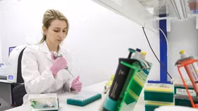 Nga sẽ thử nghiệm vắc xin Sputnik V trên 40.000 tình nguyện viên