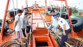 Vùng Cảnh sát biển 3 liên tục bắt giữ tàu chở dầu DO bất hợp pháp