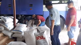 Quảng Trị: Thu giữ gần 2.000 chai bia Heineken và 15 tạ đường kính không rõ nguồn gốc