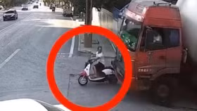 Thoát chết vì vứt xe bỏ chạy khi bị xe bồn đâm trúng