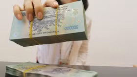 Lãi suất cho vay giảm, lợi nhuận ngân hàng “trôi” về đâu?