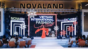 Đêm thứ 2 của VIFF 2021: NTK Adrian Anh Tuấn và NTK Đức Duy khiến giới mộ điệu thổn thức