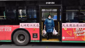 Virus corona có thể bay xa 4,5 m và tồn tại trong không khí ít nhất 30 phút