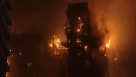 Tòa nhà 42 tầng chìm trong biển lửa