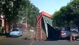 Kinh hoàng cảnh xe tải bị "hố tử thần" nuốt chửng